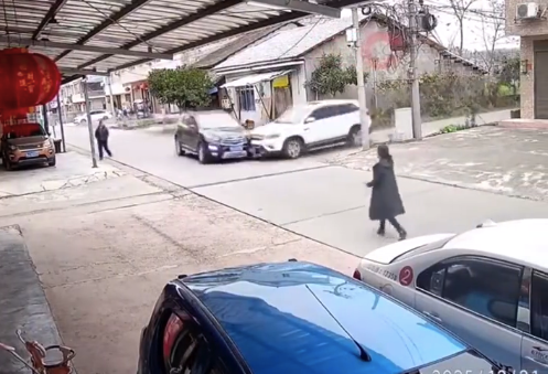 驚魂一幕！兩車猛烈相撞行人走中間神奇脫險