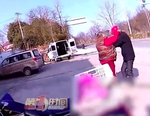 男子无证酒驾报废摩托车被妻子胖揍 妻子：不知道自己上有老下有小吗