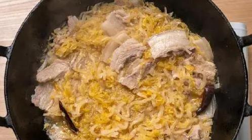 五花肉加酸菜，炖出东北硬菜，味道好到全家抢着吃