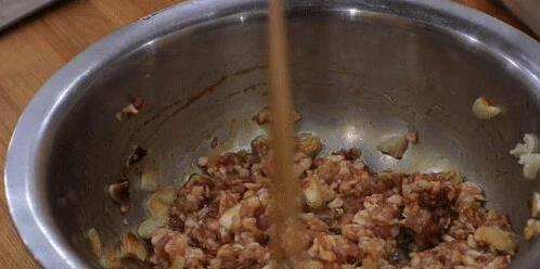 一家老小围着包饺子，香喷喷茴香馅的秘密，学会后全家夸你行
