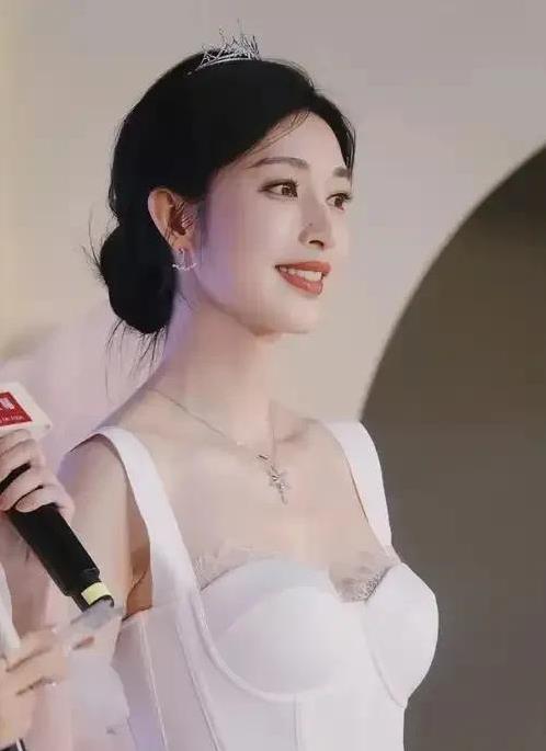 172cm长腿惊艳全场，脸蛋完美却无人记住，她咋就火不了？
