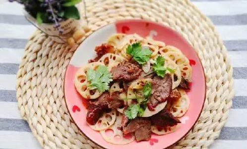 10分钟炒出硬菜，酱牛肉搭脆莲藕，邻居闻香都来敲门