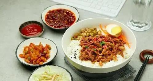 青椒肉丝香喷喷，10分钟做碗盖饭，全家抢着吃！