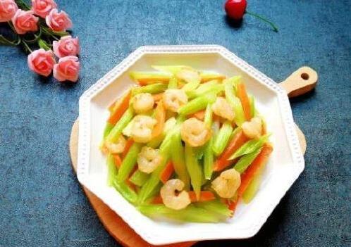 芹菜虾仁一盘菜，简单做法藏玄机，火候不对全白费