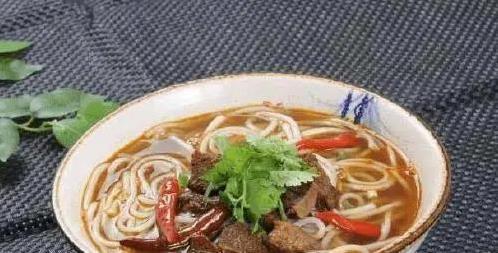 湖南米粉香翻天，螺蛳粉臭到争议，桂林米粉凭啥最火？