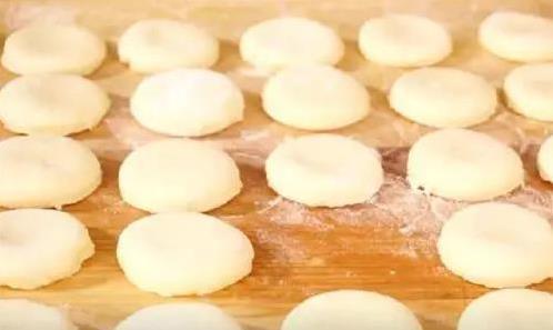 山药不煮汤改做饼,简单几步香软可口,老人小孩抢着吃