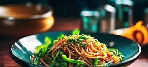 一碗葱油拌面勾起童年回忆，简单做法藏大秘密，你家吃法最独特？