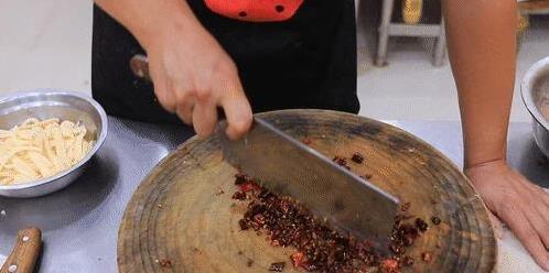 家常水煮肉片这样做，肉嫩汤辣全家夸，热油一浇香翻天