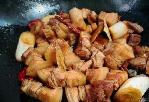五花肉配腐竹，香到邻居敲门，3招让家常菜秒变大厨味