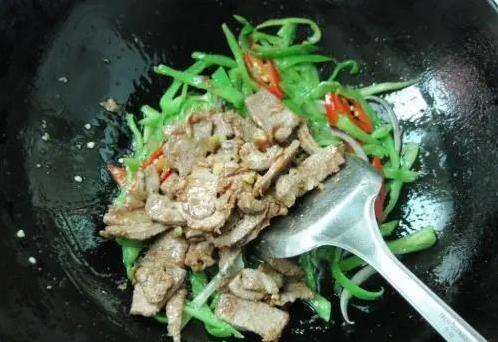 猪肝炒前少一步，难怪又硬又腥？两招教你嫩得像豆腐