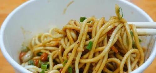 热干面香飘武汉街头，却难出湖北，原因竟有5个？