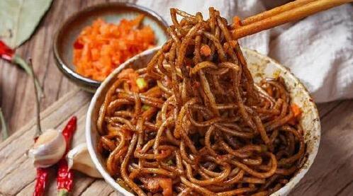 热干面香飘武汉街头，却难出湖北，原因竟有5个？