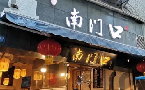 贵阳南门口肠旺面火爆全城,排队半小时只为一碗,游客吃完直呼值_新闻看看
