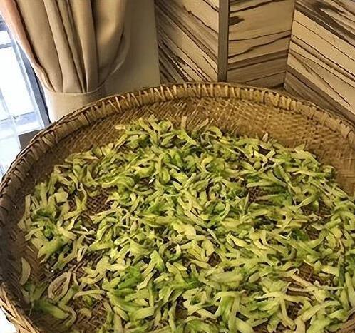 四川女子路边捡榨菜，简单一炒成下饭神器，网友直呼馋哭了