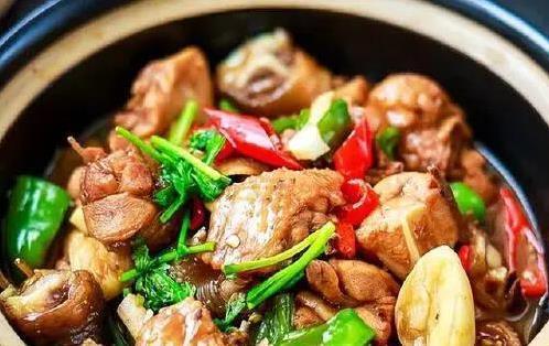炖鸡腥味难除？4种香料3克搞定，肉嫩汤鲜全家夸