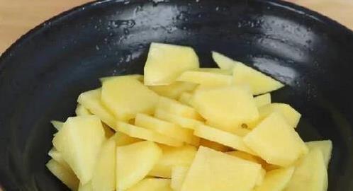 土豆炒青椒，少了这一步白忙活，邻居闻香都来敲门！