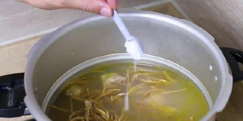 鸡汤清还是浓？3个小技巧教你炖出好喝汤，鲜美不腥超简单