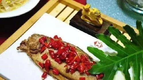 家常煎鱼香到邻居馋哭，三招让鱼皮金黄不粘锅