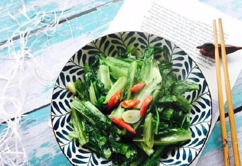 孩子不爱吃菜愁坏妈，两块钱油麦菜上桌，娃抢着吃光盘