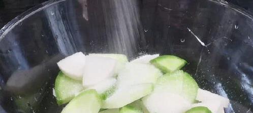 白萝卜腌错一口软，3步秘诀，酸脆入味放一年不变味