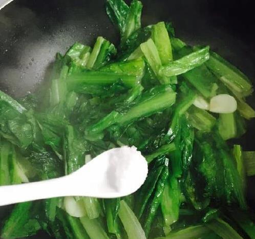 孩子不爱吃菜愁坏妈，两块钱油麦菜上桌，娃抢着吃光盘