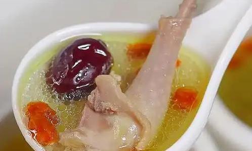 夏天热得冒汗？喝鸽子汤竟能补血安神，效果比你想的多