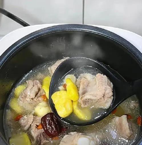 红枣板栗排骨汤，简单3步煮出暖心味，你家也能成大厨
