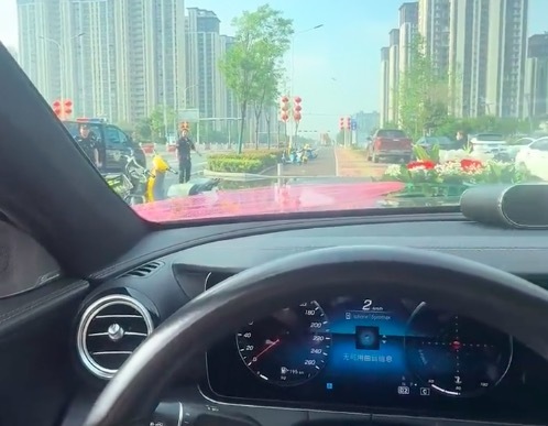 老人攔婚車討紅包被特警驅(qū)離,，婚車司機(jī)直呼“給力”,！