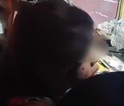 消防员车祸现场暖心安慰被困女孩:不要害怕,消防员叔叔在