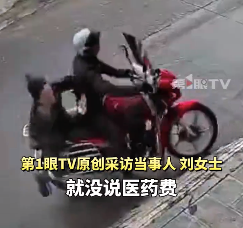 摩托车司机急刹后座女子被甩飞 网友：隔着屏幕都觉得好痛！