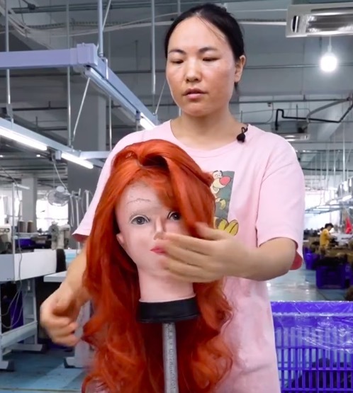 小镇妇女生产cos假发月入近万 