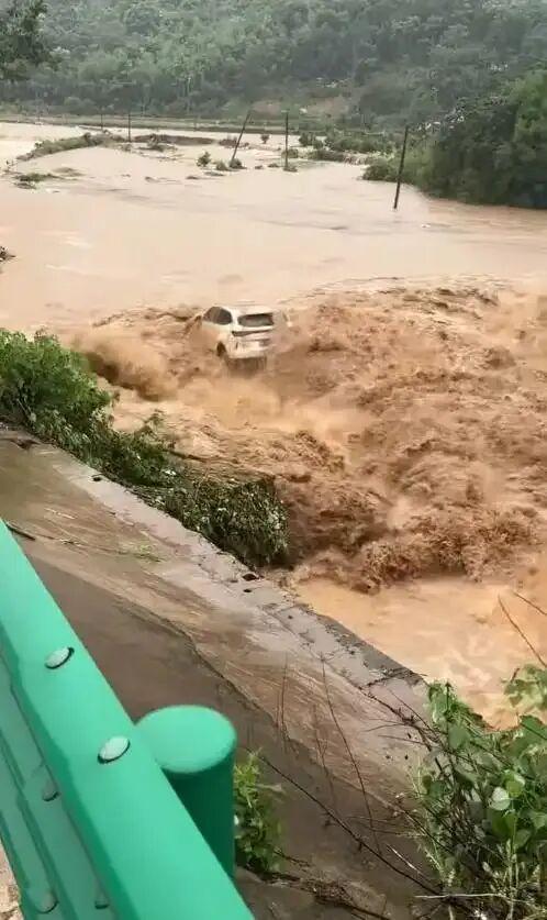 小车进水路上趴窝遇路面塌陷被冲走 司机及时逃生未受伤