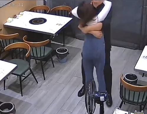 丈夫拥抱妻子致其骨折 网友：人有时真的脆弱的你无法想象