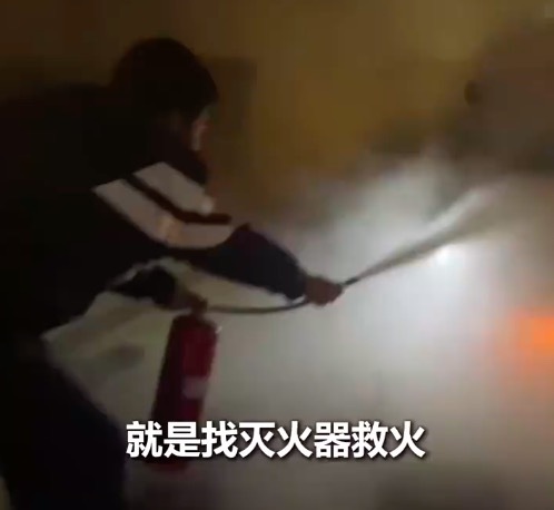 出租车突然起火警校生及时救援 网友：好样的