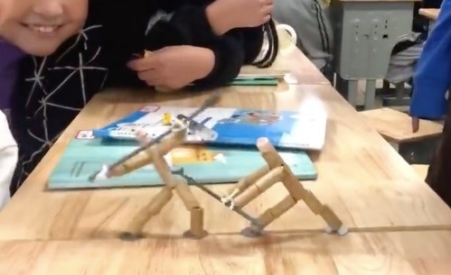小学生把课文里的竹节人做出来了 网友：不愧是义乌的孩子