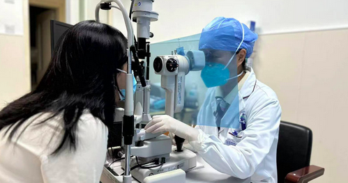 女子戴隐形10年角膜长满新生血管 