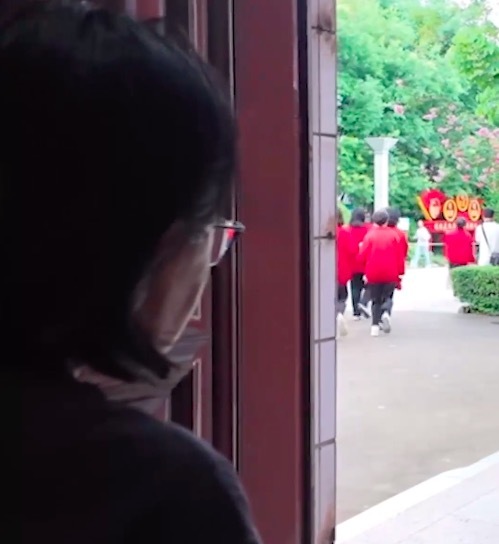 張桂梅躲在教室悄悄目送學(xué)生們離開(kāi)：不舍得