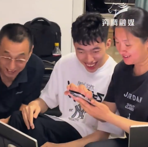 内蒙古脑瘫男孩高考601分 全家激动相拥