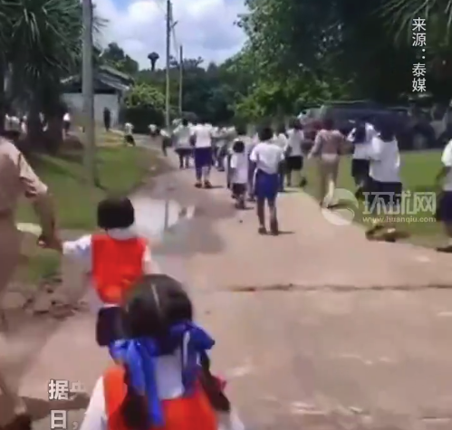 泰柬边境冲突致泰国14人死亡 警报响起泰边境学校老师带学生疏散