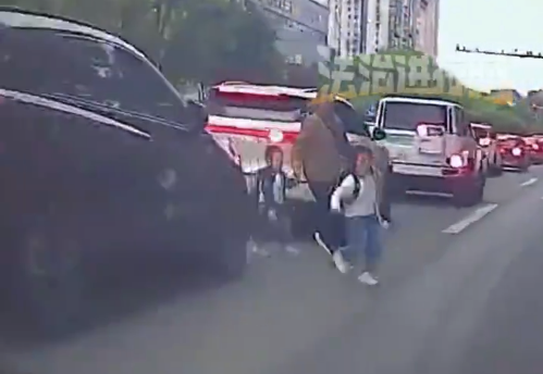 老人带俩孩子车流中横穿马路吓坏司机 司机气的教育老人两句