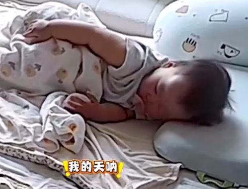 吹空调太冷 1岁宝宝自己盖被子