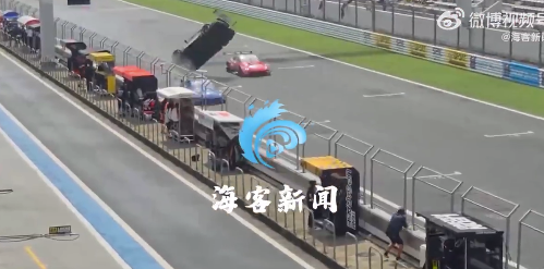 日本赛车发生重大碰撞事故：一赛车遭对手碰撞后被抛向空中 零件散落一地