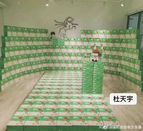 为追星，新鲜牛奶被成箱倒掉？视频惹怒网友