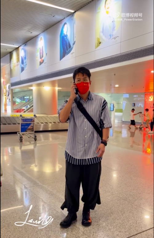 多位明星现身长沙机场 张云龙帅气沙宝亮和老婆戴笑盈低调