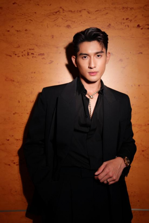 孙政米兰时装周之旅 多元风格演绎都市幻想展现时尚影响力