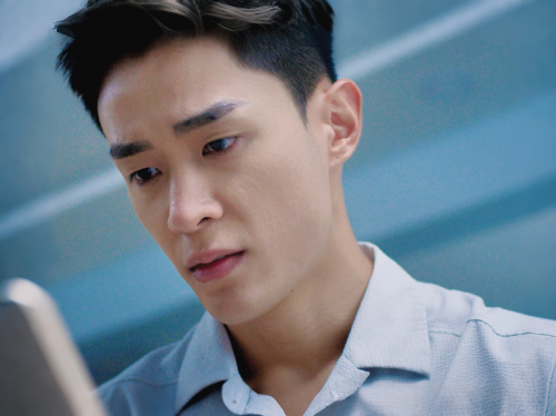 新加坡电视剧《迷茫又无惧的我们》播出邓伟徳演绎“问题老师”