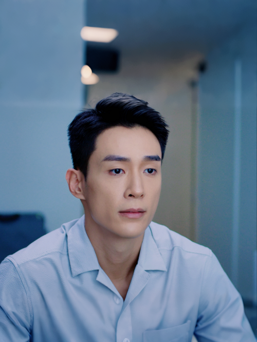 新加坡电视剧《迷茫又无惧的我们》播出邓伟徳演绎“问题老师”