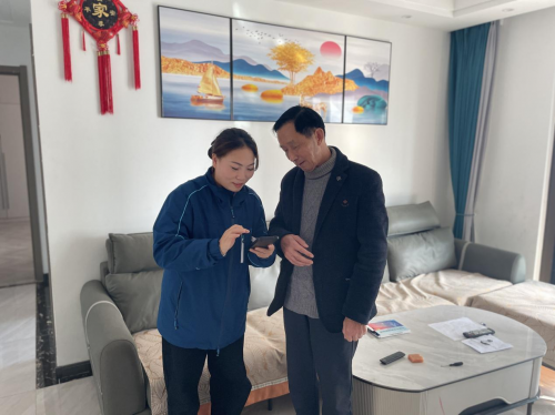 从“二胎妈妈”到“最美志愿者”，她像鸟般飞往她的山