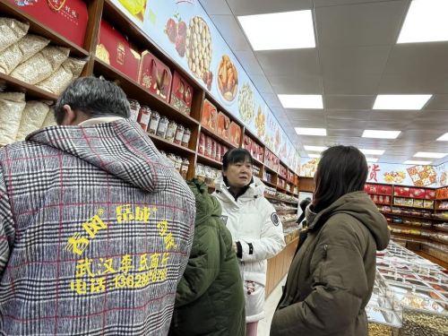 人大代表进商铺 深入走访听民声