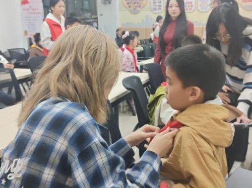 用英语讲社区故事——放鹰台社区趣味教学点亮孩子学习热情